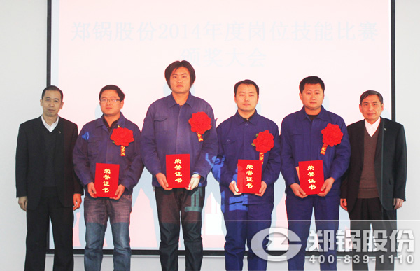 電子商務(wù)及銷售管理總監(jiān)張修冰、質(zhì)量總監(jiān)能江嶺為獲獎(jiǎng)第三名員工鄭軍等頒發(fā)榮譽(yù)證書