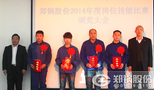 副總裁張文輝、總經(jīng)理?xiàng)钣枞A為獲獎(jiǎng)第二名員工胡勝偉、吳鵬飛、劉衛(wèi)鋒等頒發(fā)榮譽(yù)證書